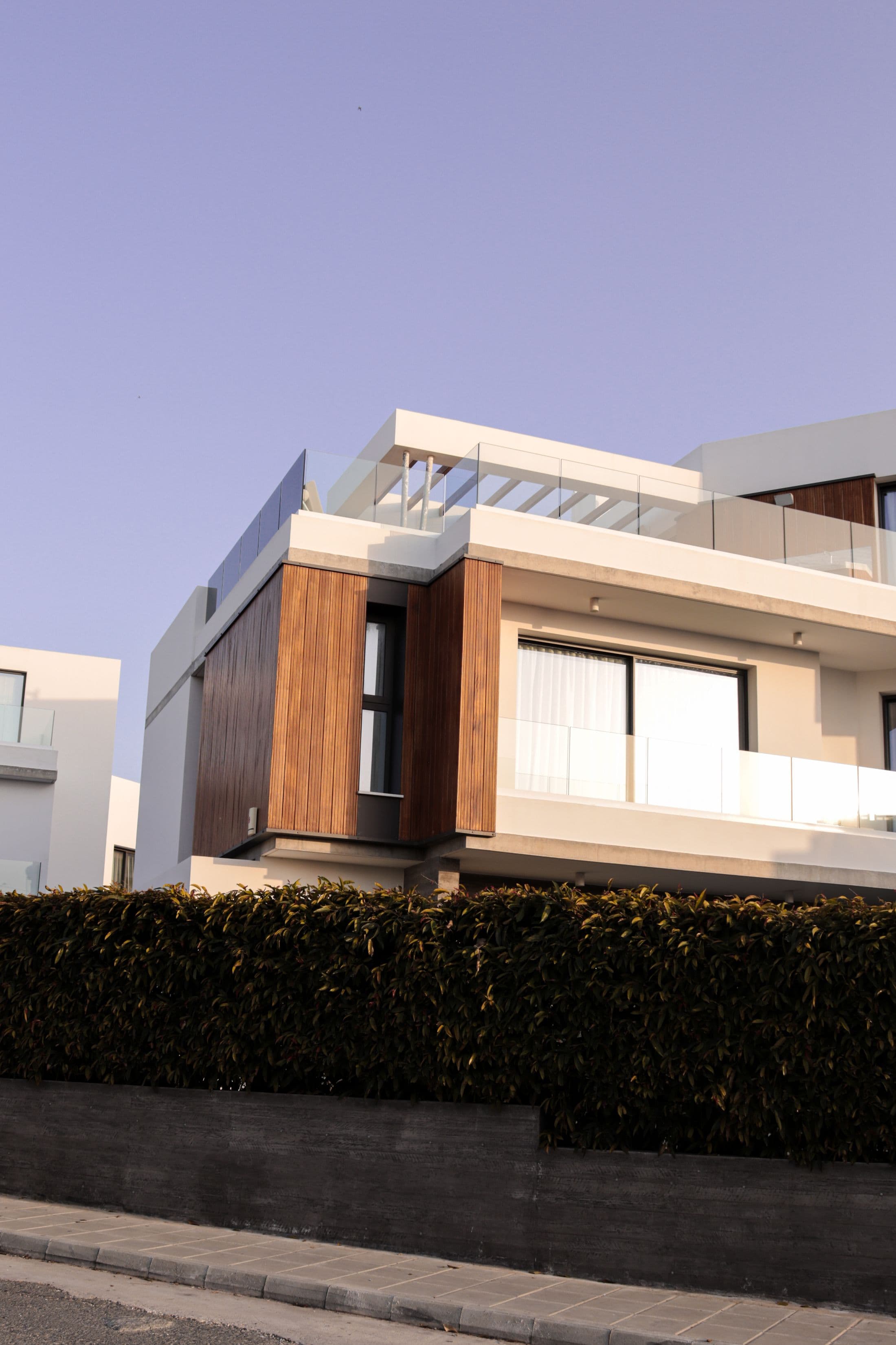 Maison contemporaine blanche dessinée dans un paysage tropical